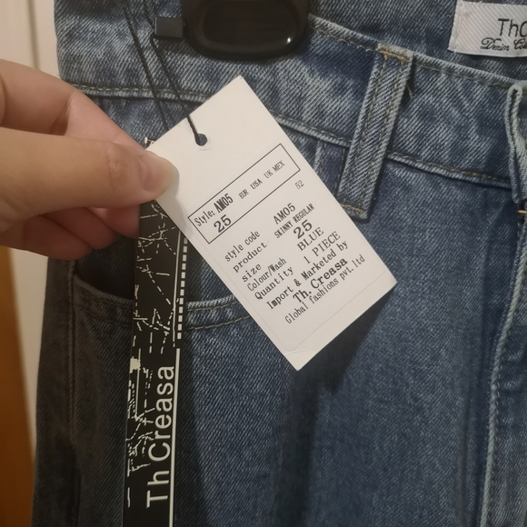 ThCreasa SHORT Super High-Waisted Mom Jeans - Picture 5 of 5